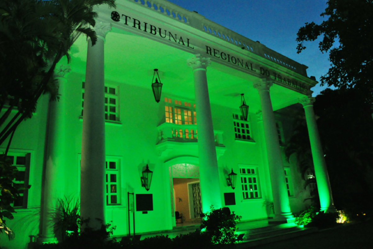 Sede do TRT-CE é iluminada de verde em alusão à campanha por saúde e segurança no trabalho