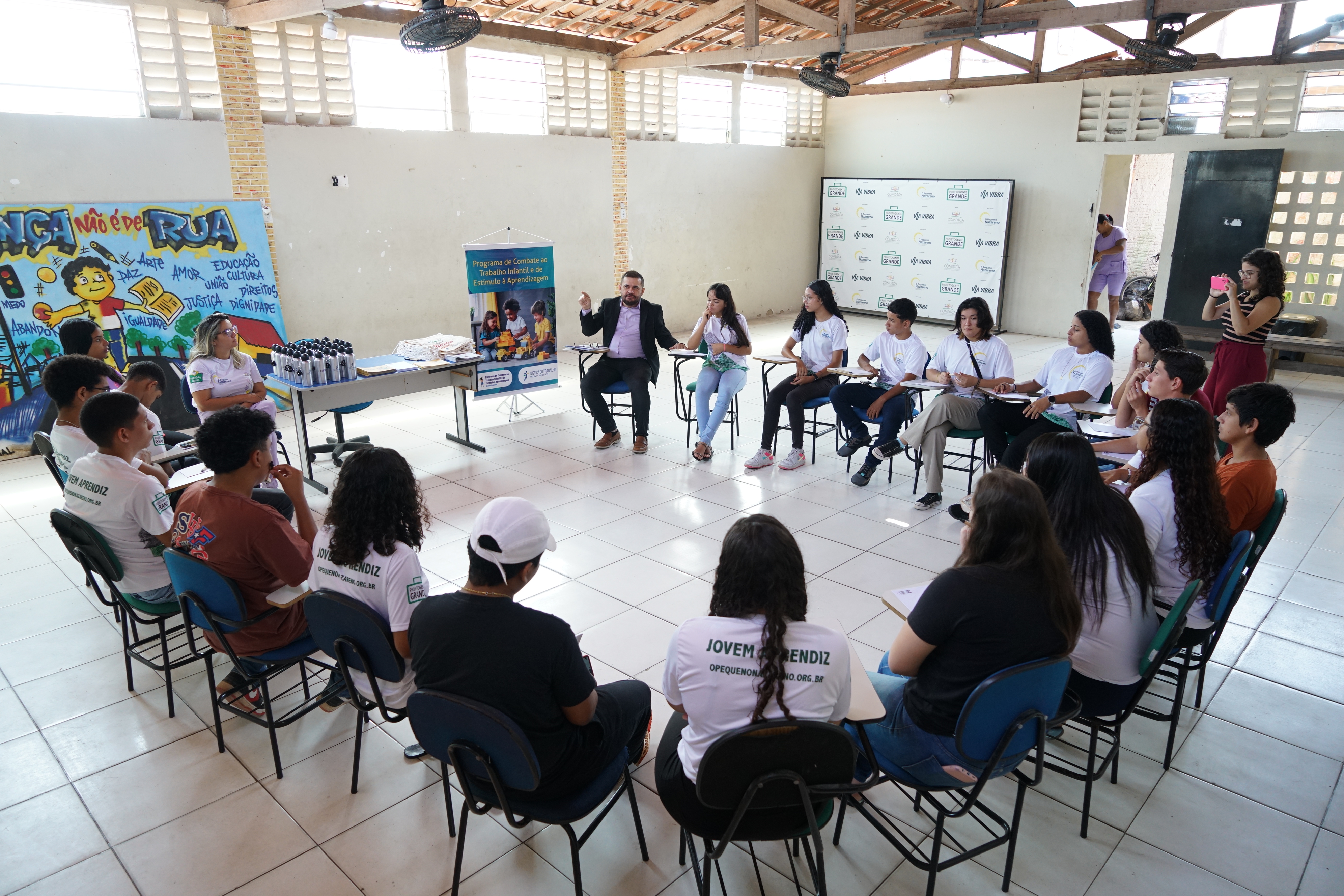 TRT/CE realiza roda de conversa na associação O Pequeno Nazareno