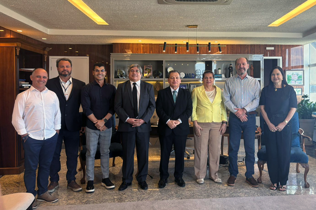 seis homens e duas mulheres posam em pé pra foto, dentro do gabinete do prefeito